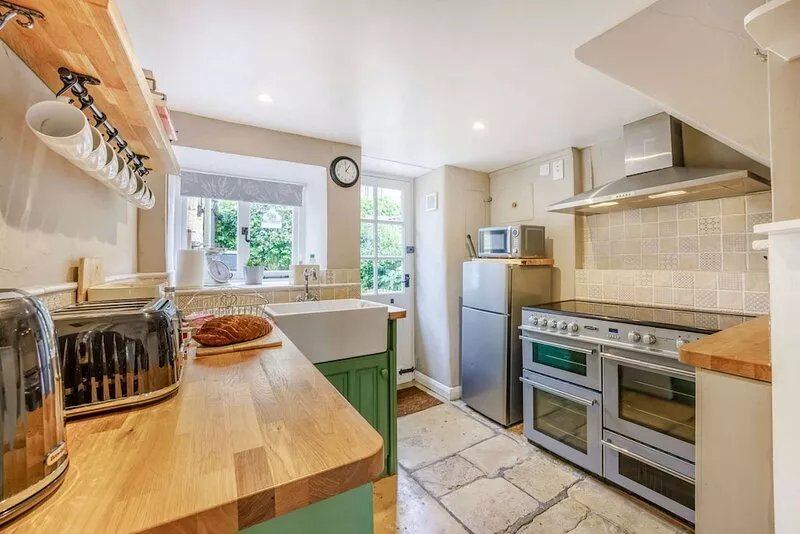 Traditional Cotswold stone cottage sleeps 7 guests in 3 bedrooms - Little