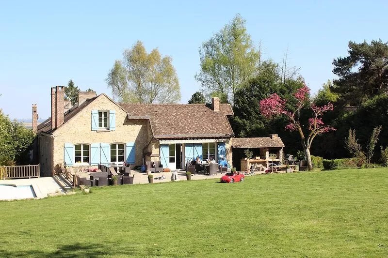 Legcity: Large property with swimming pool and BBQ 45 minutes from the center