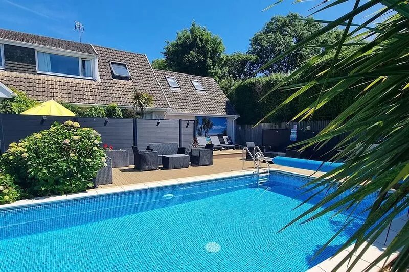 Beautiful apartment with private pool near Tenby (Free Wifi)