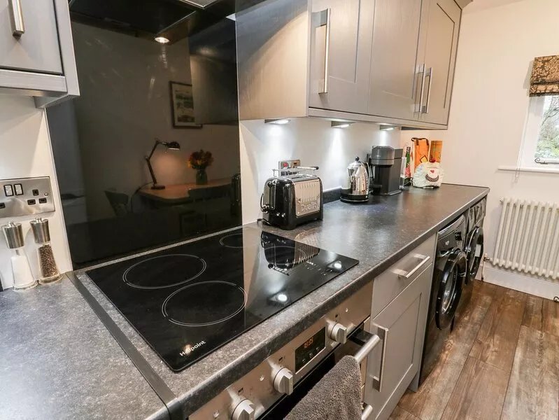 29 BONDGATE, pet friendly, character holiday cottage in Helmsley