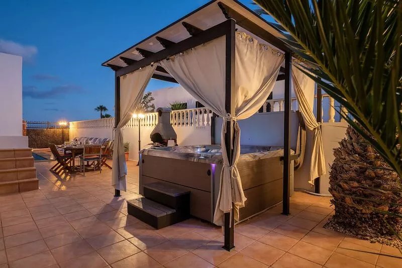 Beautiful Villa, Sea Views, Heated Pool, Jacuzzi, Air Conditioning & WiFi