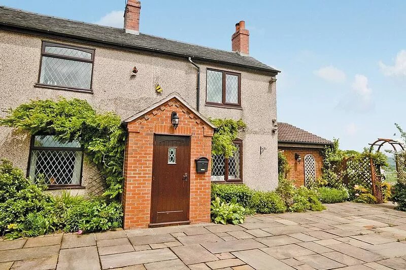 4 bedroom accommodation in Kingsley Moor