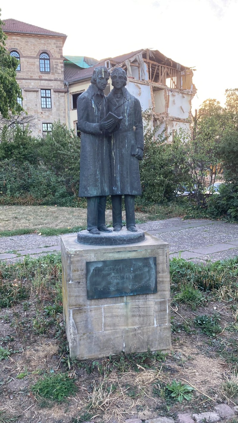 Gebruder Grimm-statue