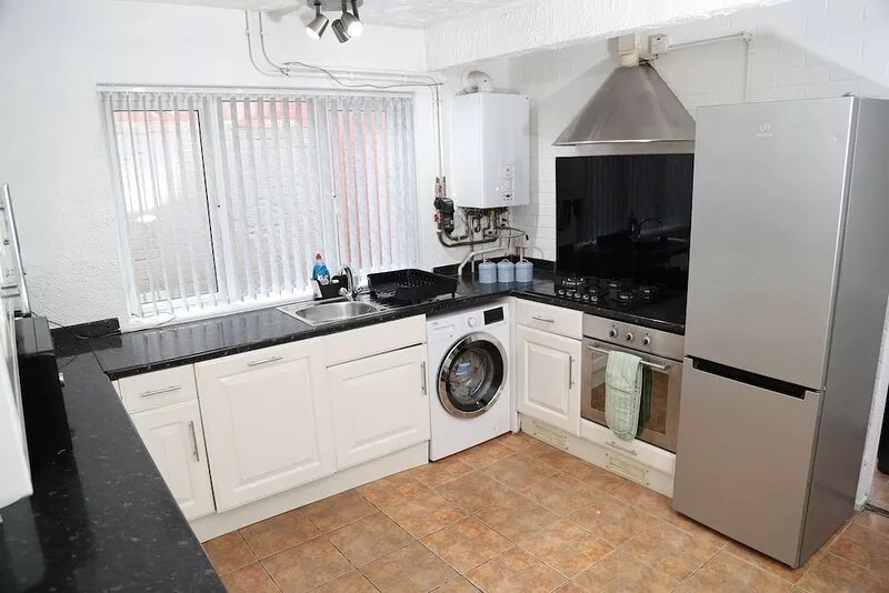 cosy 3-bed bungalow nec airport close to amenities