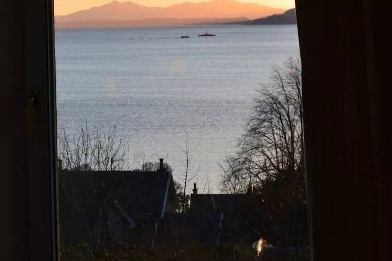 Spacious cottage with stunning loch views