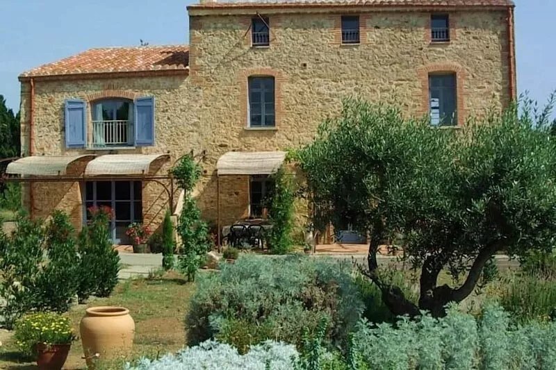 GITE air-conditioned near Perpignan, maxi 9 Pers, Garden with trees, Swimming