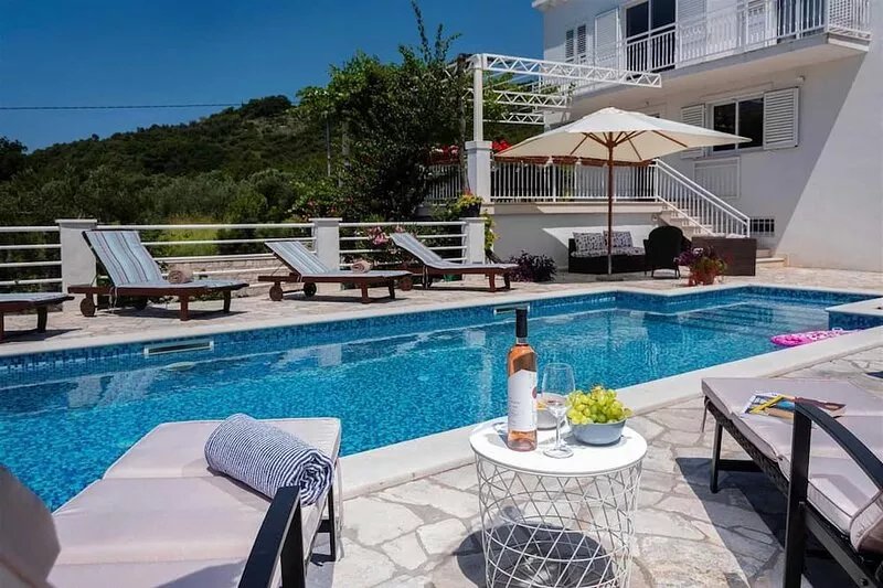 Charming 5-BR villa for 10 with swimming pool surrounded by nature