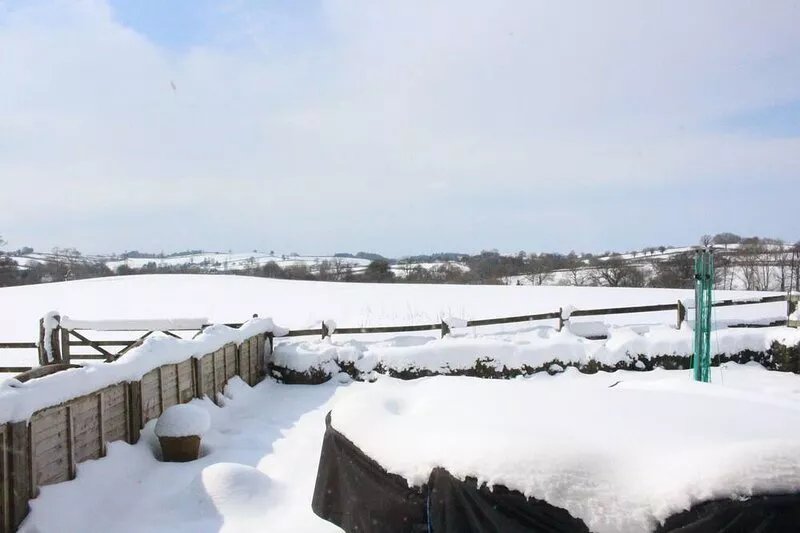 DETACHED BARN CONVERSION. FAMILY FRIENDLY WITH INDOOR POOL, GAMES RM & PLAY AREA