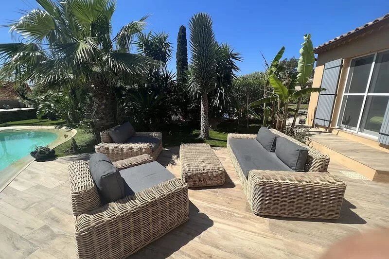 Pretty Mediterranean villa with pool and sea view