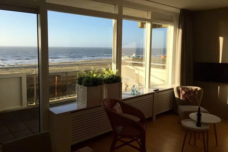 Apartment on the boulevard of Noordwijk with Beachview and free private Parking