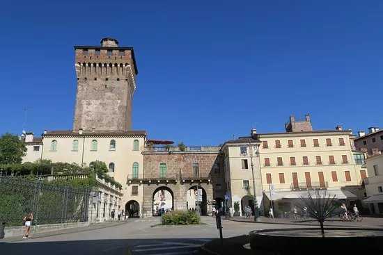 Porta Castello e Il Suo Torrione