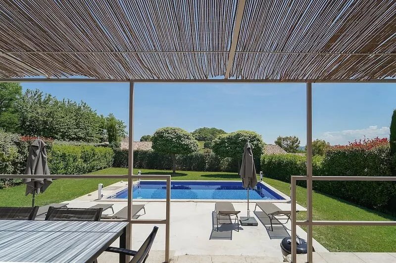 Luberon Contemporary house with heated pool in a 4-star resort