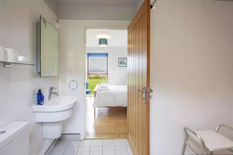 Luxury cottage with Jacuzzi on shore of sea loch, near Oban
