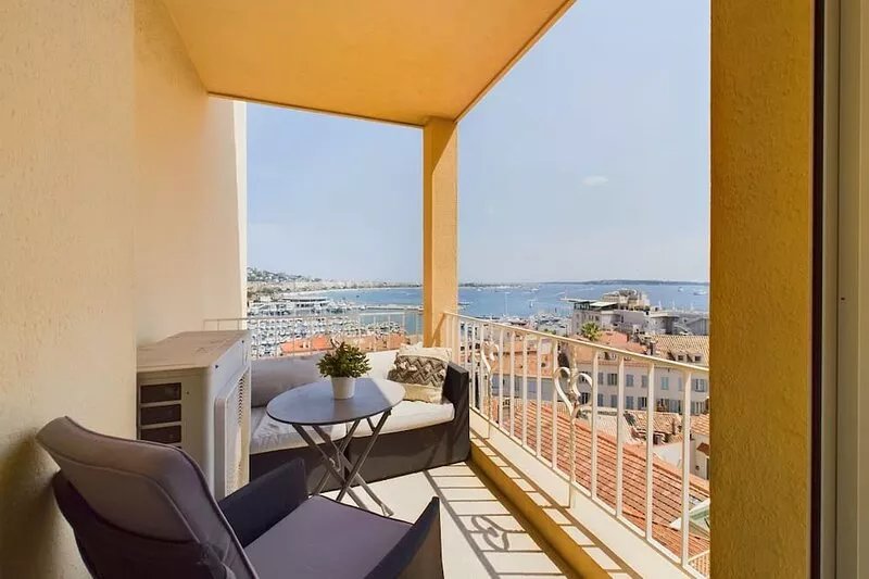 Apartment With Balcony And Panoramic Sea Views