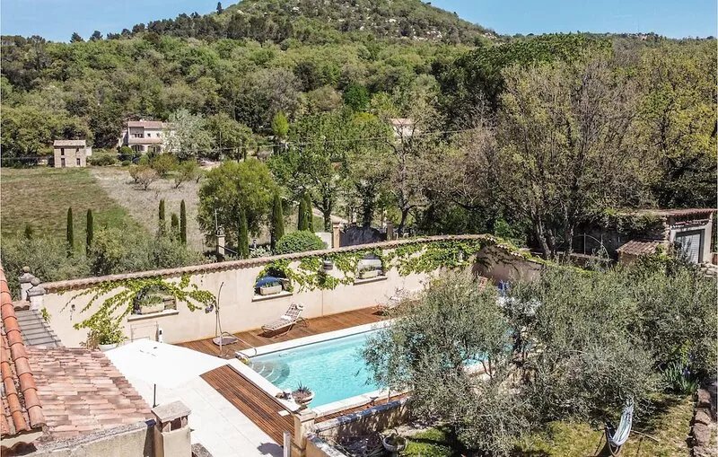 Gorgeous home in Vernègues