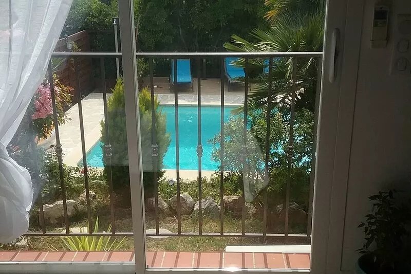 Air-conditioned villa with swimming pool near the old village of St Paul