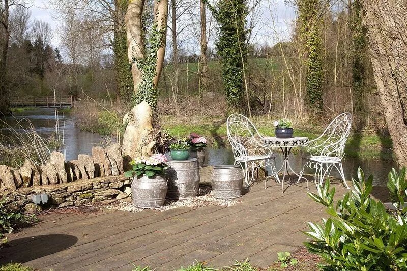 Idyllic Cotswolds Cottage in Secluded Riverside Setting in unspoilt Winson