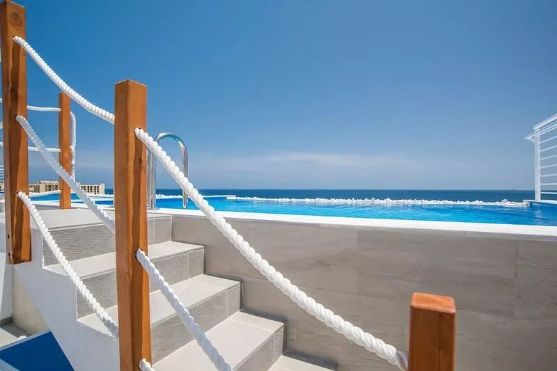 Contemporary Apartment with un-obstructed Sea Views and Private Infinity Pool