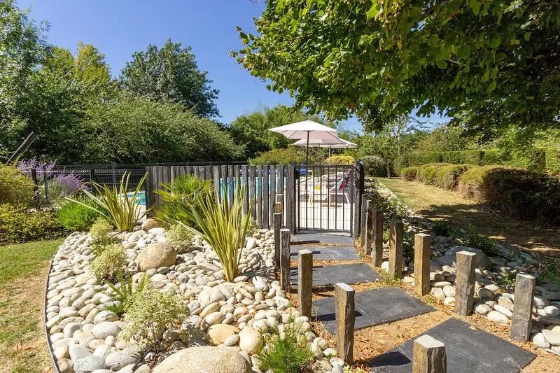 Beautiful, secluded location. Air Con, 5kms to town. Private pool, Country views