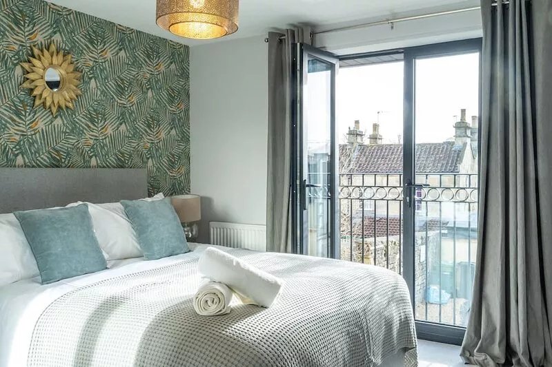 NEW: Superb 3-bed house with parking in Bath