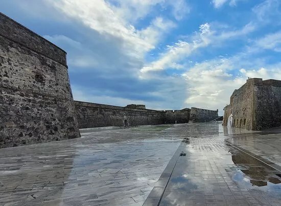 Plaza de Armas de las Murallas Reales