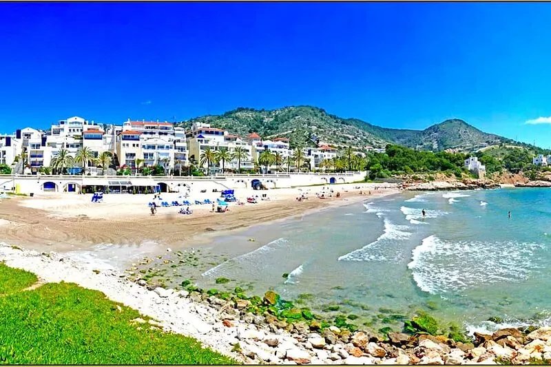 Sitges. Mediterranean Balcony. Amazing views. Beach and pool. A/C. Parking