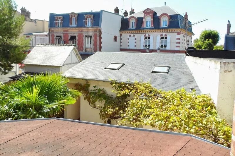 Cabourg in the fan (center) 3 minutes walk from the beach