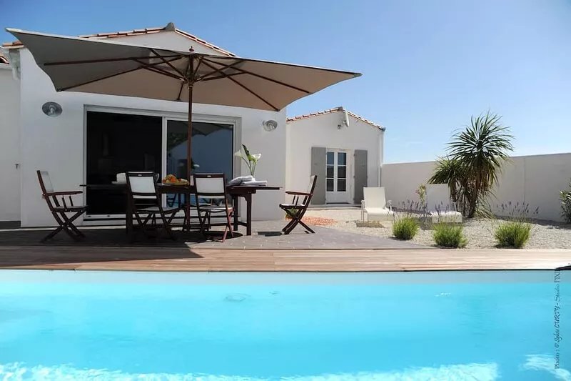 CONTEMPORARY VILLA WITH INDIVIDUAL HEATED POOL, WIFI