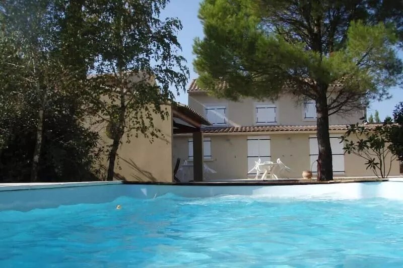 Country house with 3500 m2 garden enclosed by a river and private swimming pool