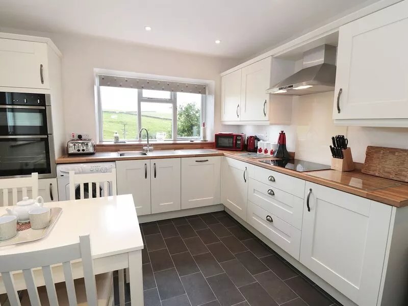 PADDOCK HOUSE, pet friendly, with open fire in Ilam, Staffordshire