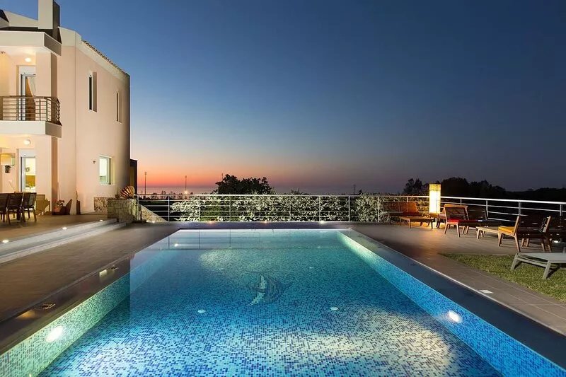 Total Privacy, Pool & Huge Garden, Hot Tub. Located Next to the City of Rethymno