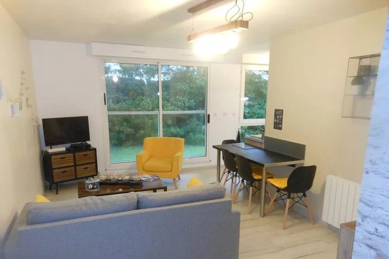 Quiet accommodation, with parking, near the center.