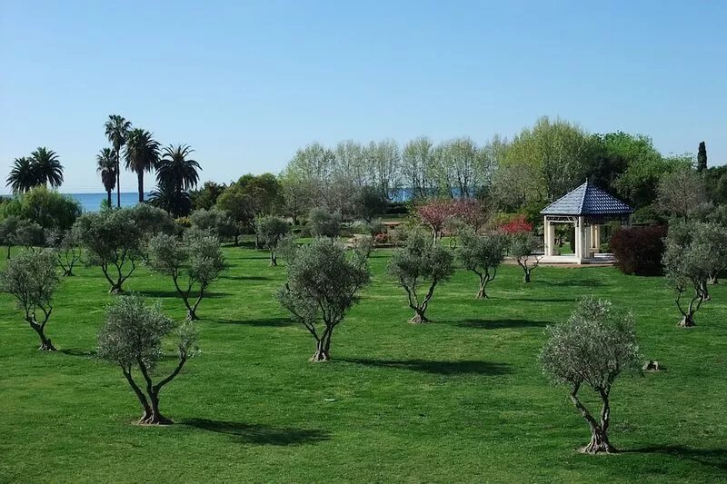 2 bedroom, Overlooking Parc Exflora + Sea views. Pool+Beach 200m + Parking