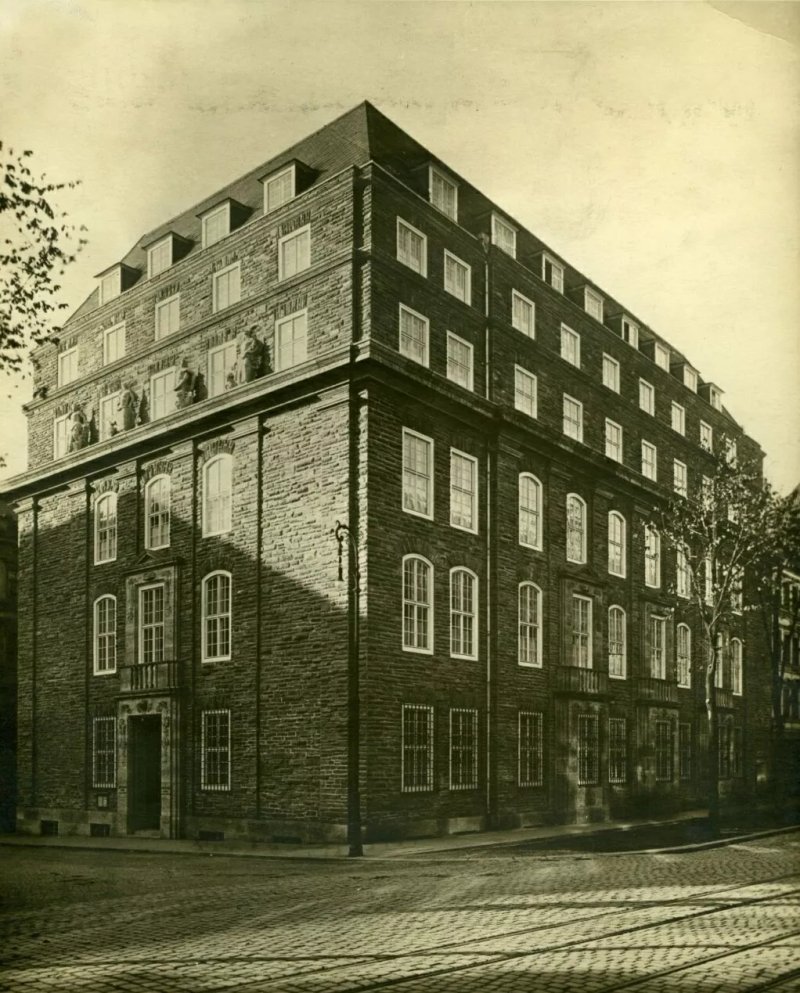 Bankgebaude am Johannisplatz