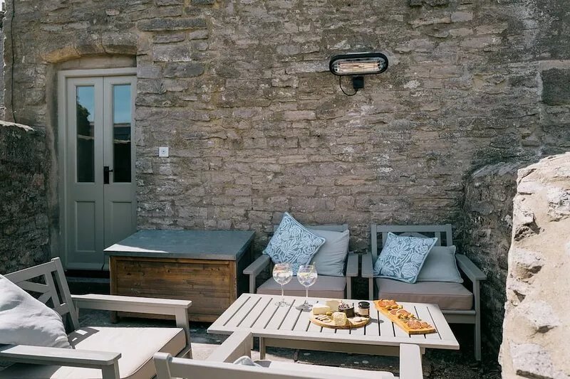 Luxury 2 bed village retreat with 4 pubs & garden with views