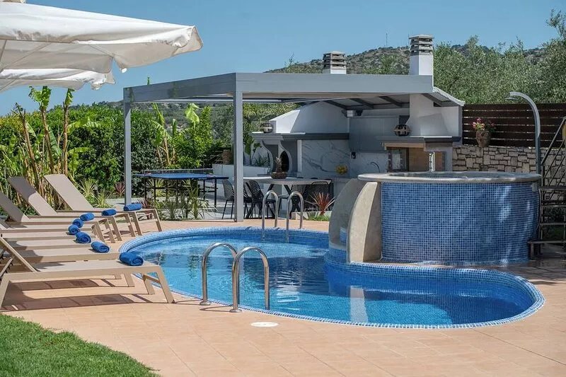 Lilium Villa, Total privacy, outdoor spa whirlpool, close to beach & shops