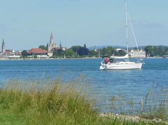 Aussichtspunkt mit Parkbank Konstanz und Bodensee