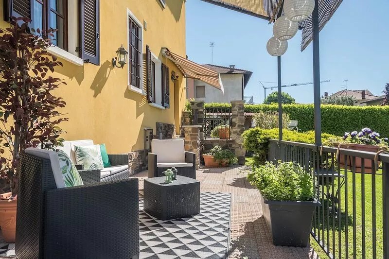 Holiday Apartment Tina’s Yellow Home with Mountain View, Wi-Fi, Terrace & Garden