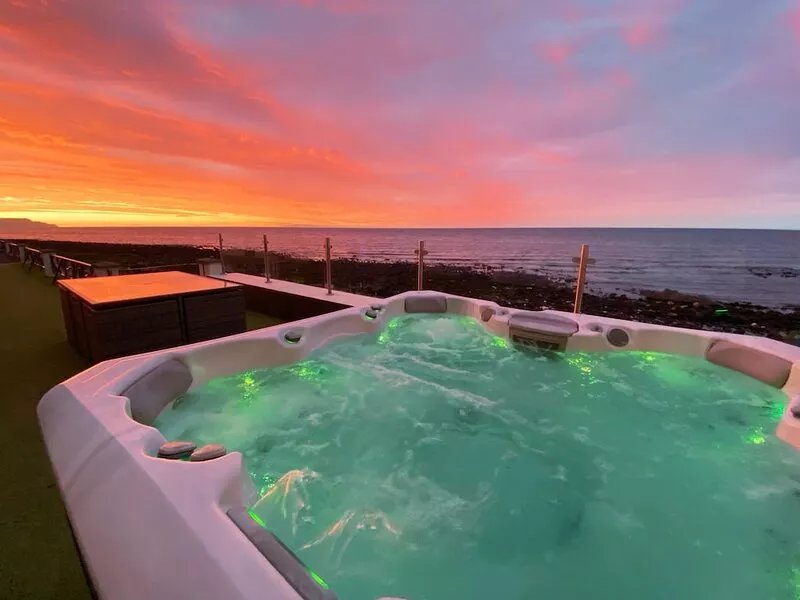 Beachfront property with stunning views, hot tub & Nordic BBQ hut - Antrim Coast