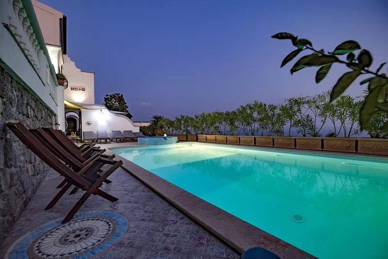 Villa Elena is a prestigious villa with a pool and suggestive sea view.