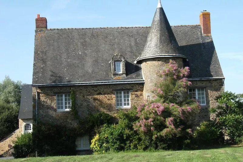 Manoir de Beauregard, authentic 15th-century Anjou manor house with swimming