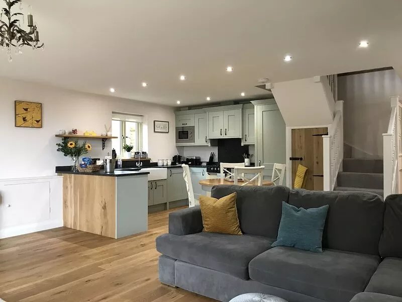 Countryside Home with jacuzzi hot tub, open plan living and wood burner.
