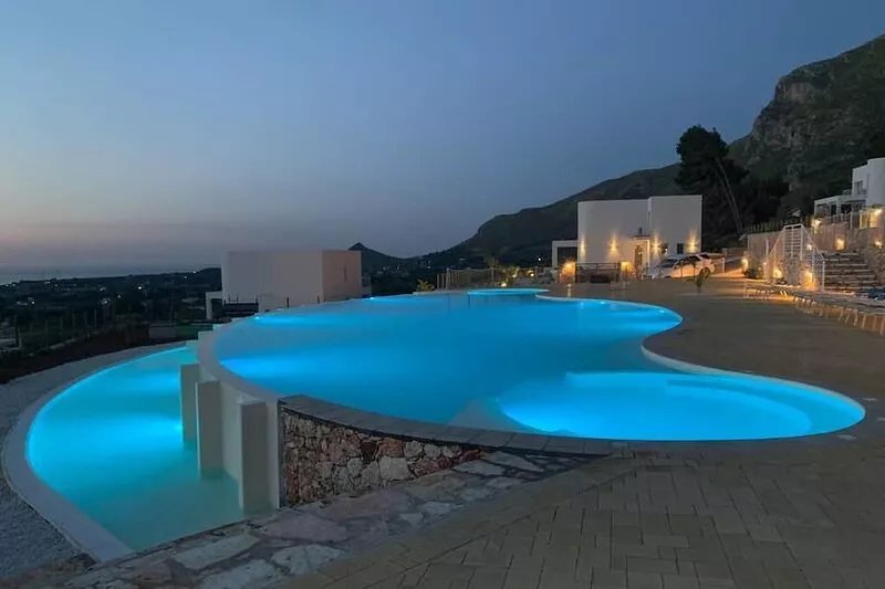 Villa Flores - Giardino degli Allori with shared swimming pool and Jacuzzi