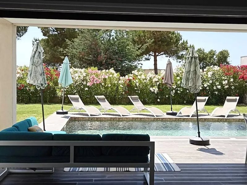 SINGLE-STOREY VILLA PRIVATE GARDEN HEATED POOL WALKING DISTANCE TO SEA