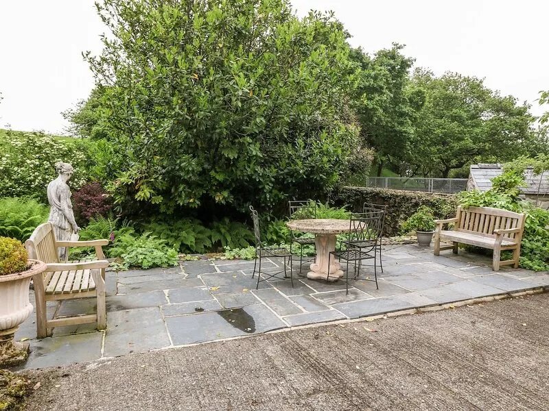 GARDEN COTTAGE, pet friendly, with a garden in Tremadog