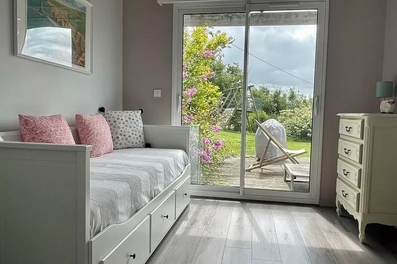 AIGNERVILLE: VERY NICE NEW WOODEN HOUSE 5 Km FROM THE LANDING BEACHES