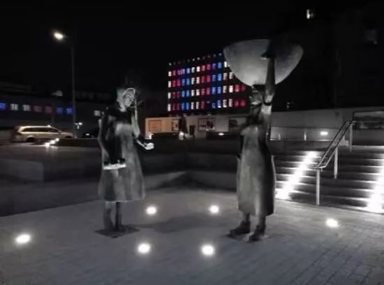 Statuen Der Pirmasenser Schuhverkauferinnen