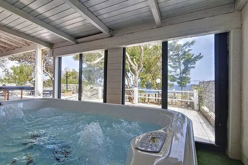 Charming house w/ private sea access & jacuzzi