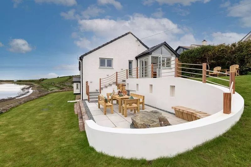 Y Cei - Newly renovated beach front holiday home