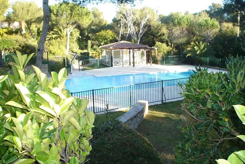 Very beautiful luxury estate, trees, secure, parking, beach 50 m